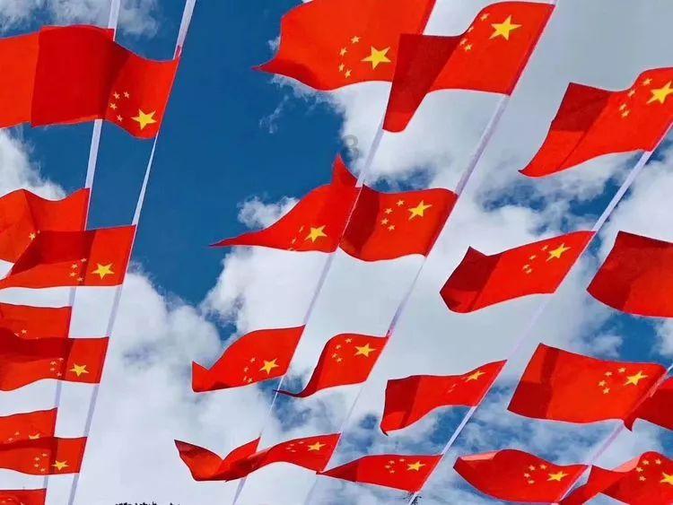 李湘退休后复出捞金,被质疑“缺钱”,王诗龄戴6万多项链跳舞